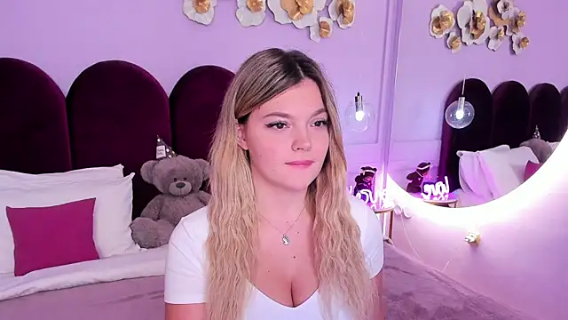 Snapshot of ZaraBloom chatting on 5, 12, 2025 ZaraBloom online show from 5, 12, 2025