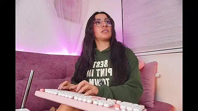 Snapshot of leila_petitee_ chatting on 23, 11, 2025 leila petitee online show from 23, 11, 2025