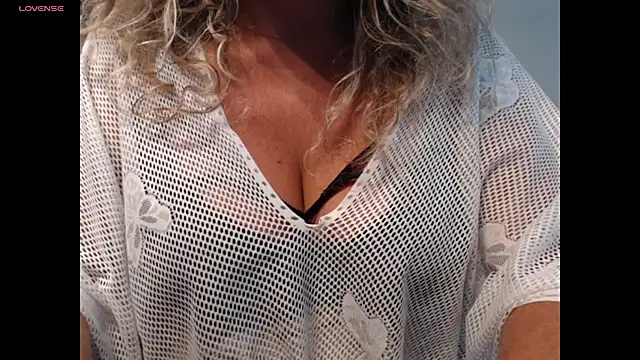 Snapshot of JenniLowen chatting on 23, 6, 2026 JenniLowen online show from 23, 6, 2026