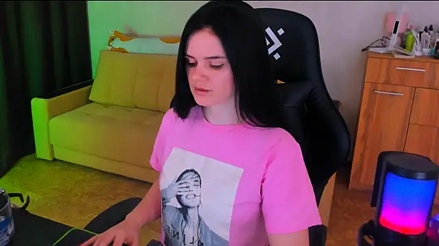 Lora Cain online show from 4, 3, 2025