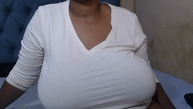 Snapshot of FlavoredNia chatting on 4, 3, 2025 FlavoredNia online show from 4, 3, 2025