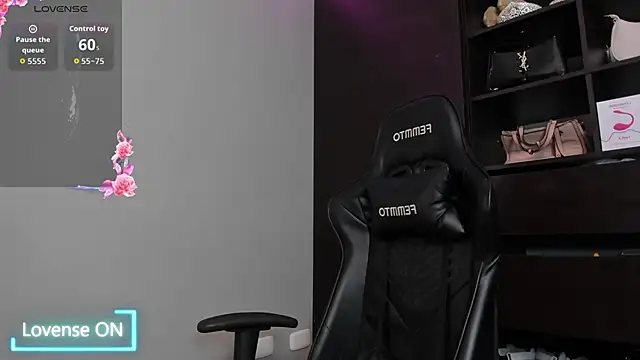 Snapshot of MeganDaviees chatting on 17, 12, 2025 MeganDaviees online show from 17, 12, 2025