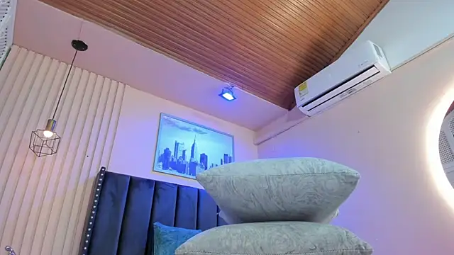 Snapshot of viiolett_lee chatting on 24, 2, 2026 viiolett lee online show from 24, 2, 2026