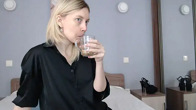 Snapshot of AvelinaLeoni chatting on 13, 2, 2025 AvelinaLeoni online show from 13, 2, 2025