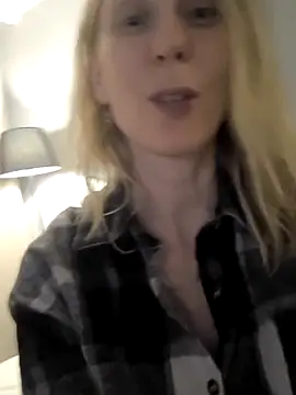 Snapshot of AvelinaLeoni chatting on 10, 11, 2025 AvelinaLeoni online show from 10, 11, 2025