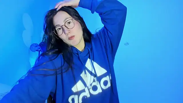 Elle Lee  online show from 14, 3, 2025