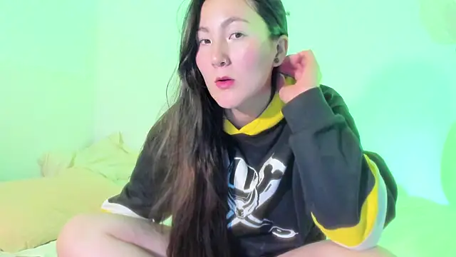 Elle Lee  online show from 17, 3, 2025