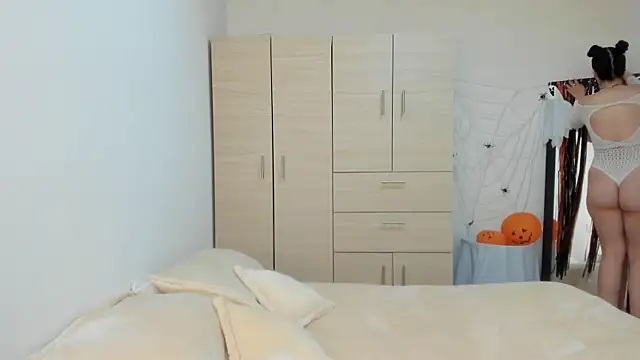 Elle Lee  online show from 16, 10, 2025