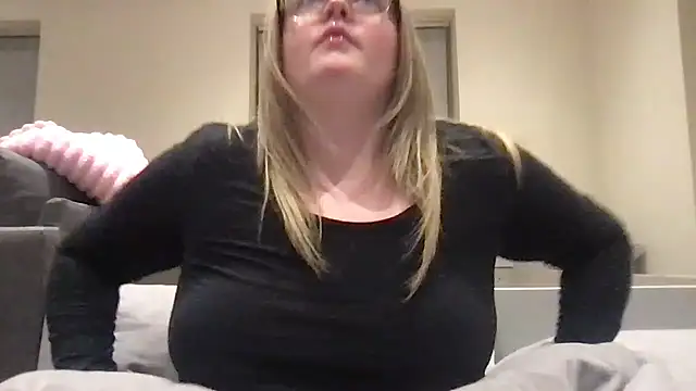 Snapshot of honeyyy24 chatting on 13, 5, 2026 honeyyy24 online show from 13, 5, 2026