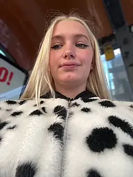 Snapshot of Milkyy_wway chatting on 15, 3, 2025 Milkyy wway online show from 15, 3, 2025