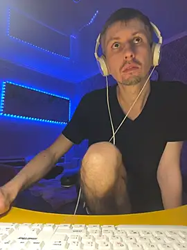 Snapshot of Aki-Laky chatting on 3, 12, 2025 Aki-Laky online show from 3, 12, 2025