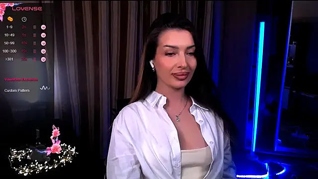 Snapshot of Laura_Bess chatting on 6, 5, 2026 Laura Bess online show from 6, 5, 2026