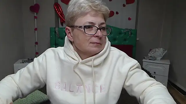 Snapshot of EmiliaGree chatting on 5, 2, 2026 EmiliaGree online show from 5, 2, 2026