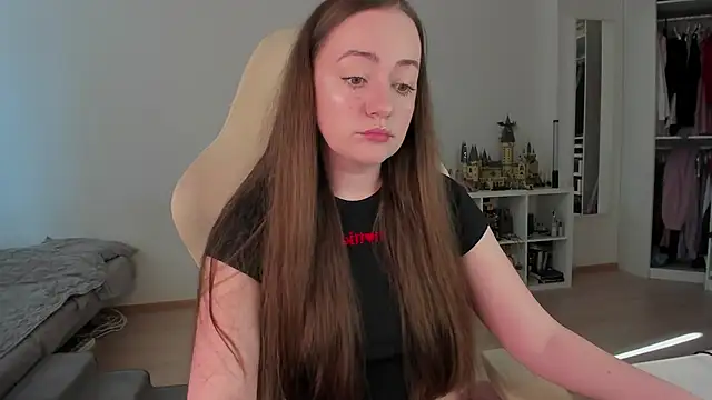 Snapshot of WalkingGirl chatting on 13, 4, 2026 WalkingGirl online show from 13, 4, 2026
