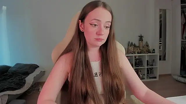 Snapshot of WalkingGirl chatting on 8, 5, 2026 WalkingGirl online show from 8, 5, 2026