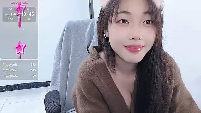 Snapshot of Lvy--v chatting on 10, 12, 2024 Lvy--v online show from 10, 12, 2024