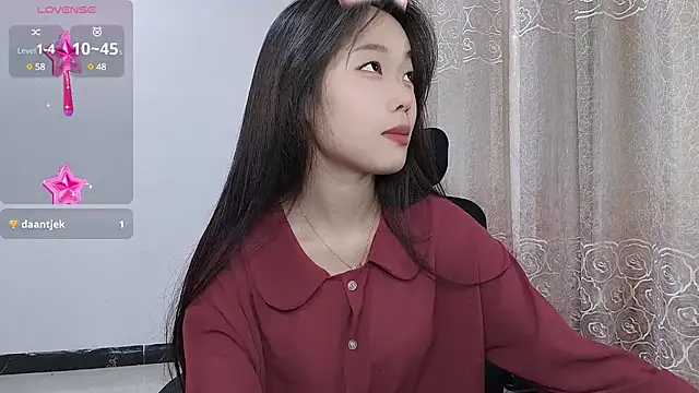 Snapshot of Lvy--v chatting on 3, 3, 2025 Lvy--v online show from 3, 3, 2025