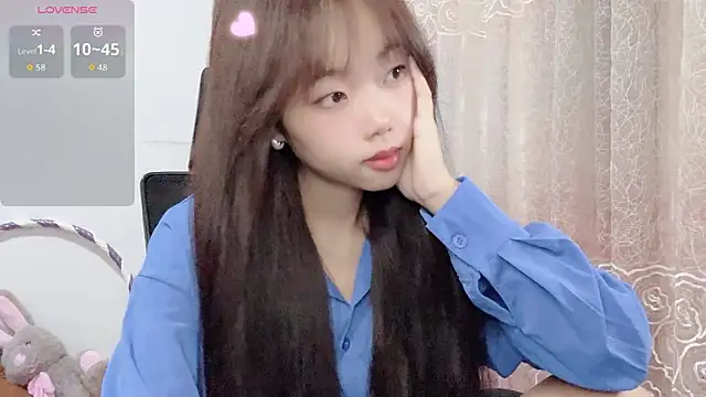 Snapshot of Lvy--v chatting on 30, 10, 2025 Lvy--v online show from 30, 10, 2025