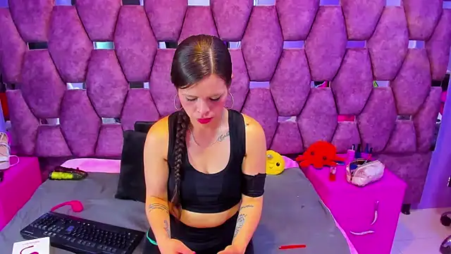 Mariana Benett online show from 7, 10, 2025