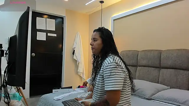 Snapshot of Dilan_y_Mia chatting on 14, 12, 2024 Dilan y Mia online show from 14, 12, 2024