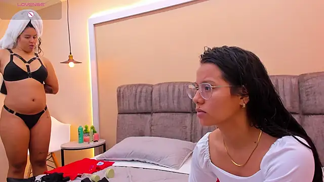 Snapshot of Dilan_y_Mia chatting on 30, 12, 2024 Dilan y Mia online show from 30, 12, 2024