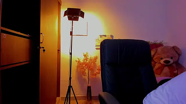 Snapshot of Charlee_pink chatting on 17, 4, 2026 Charlee pink online show from 17, 4, 2026