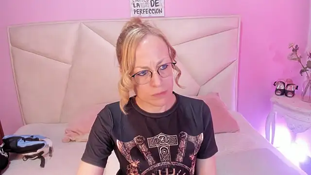 Snapshot of SammySanders chatting on 24, 9, 2025 SammySanders online show from 24, 9, 2025