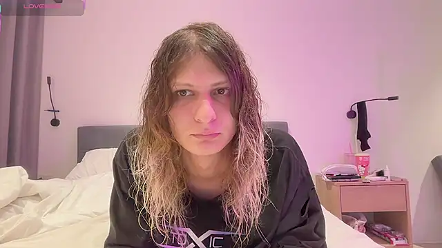 Alice Pinkhead online show from 21, 11, 2025