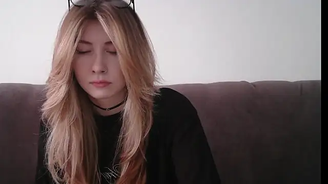 ErikaShyy online show from 30, 1, 2025