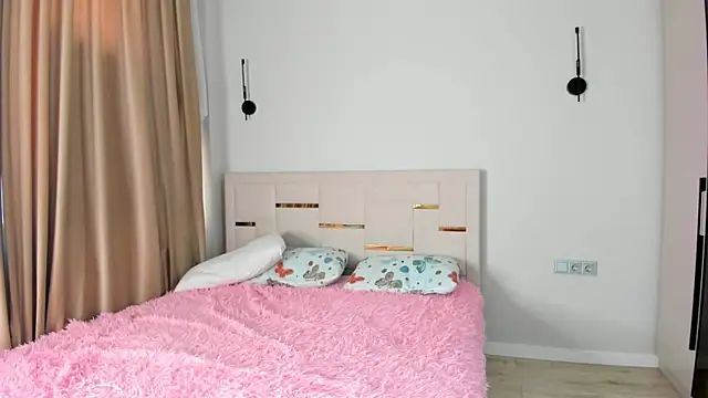 Lola Peach online show from 24, 10, 2025