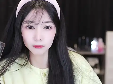 Snapshot of Nuyoah-77 chatting on 15, 12, 2025 Nuyoah-77 online show from 15, 12, 2025