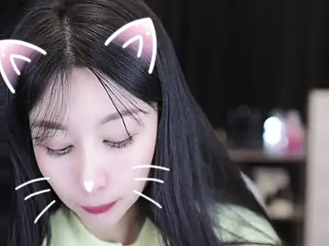 Snapshot of Nuyoah-77 chatting on 16, 12, 2025 Nuyoah-77 online show from 16, 12, 2025