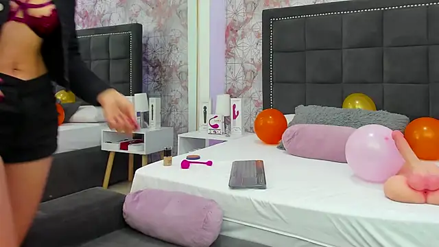 SaaraBrown online show from 1, 2, 2025