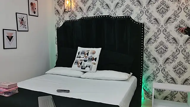 SaaraBrown online show from 7, 10, 2025