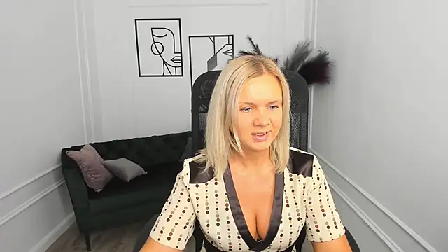 AgathaKlouin online show from 5, 10, 2025