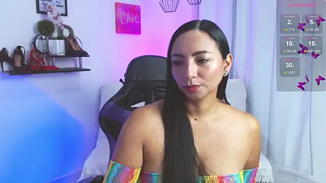 Snapshot of Emmi_Cam chatting on 8, 5, 2026 Emmi Cam online show from 8, 5, 2026