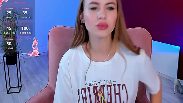 Snapshot of CherieDane chatting on 12, 11, 2025 CherieDane online show from 12, 11, 2025