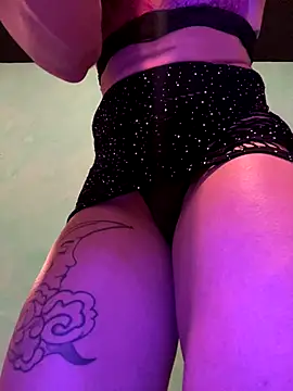 Snapshot of xMirana_ chatting on 15, 10, 2025 xMirana online show from 15, 10, 2025