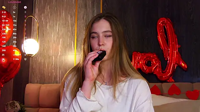 LoraineLuff online show from 16, 2, 2025