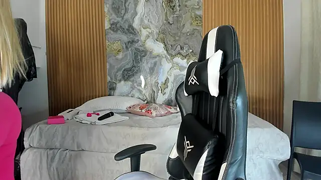 Snapshot of Danna_topless chatting on 27, 11, 2025 Danna topless online show from 27, 11, 2025