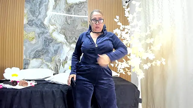 Danna topless online show from 16, 4, 2026