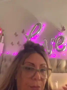 lolavalecuatro online show from 22, 2, 2025