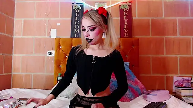 Snapshot of Yennastone chatting on 8, 9, 2025 Yennastone online show from 8, 9, 2025