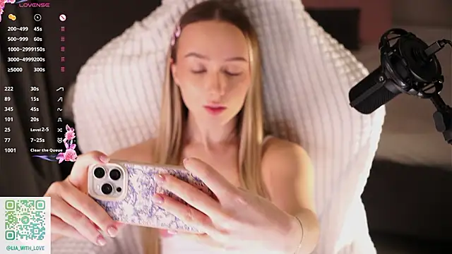 HollisBeckett online show from 4, 2, 2026