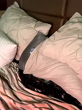 CrownedNyaries online show from 2, 12, 2024