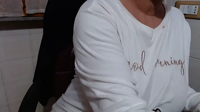 Snapshot of Foxlady2271 chatting on 6, 1, 2026 Foxlady2271 online show from 6, 1, 2026