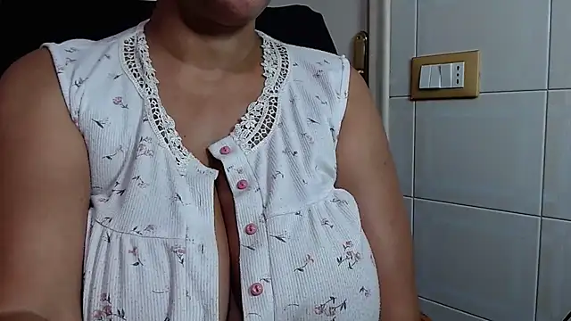 Snapshot of Foxlady2271 chatting on 11, 6, 2026 Foxlady2271 online show from 11, 6, 2026