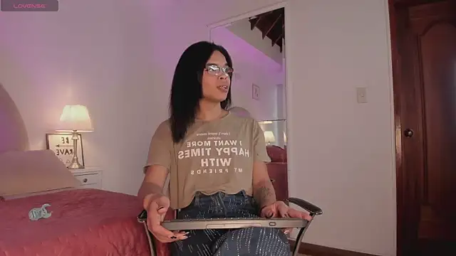 Snapshot of evelyn_wine chatting on 5, 1, 2026 evelyn wine online show from 5, 1, 2026