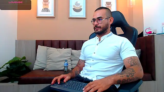 Snapshot of hanz_col chatting on 10, 12, 2024 hanz col online show from 10, 12, 2024