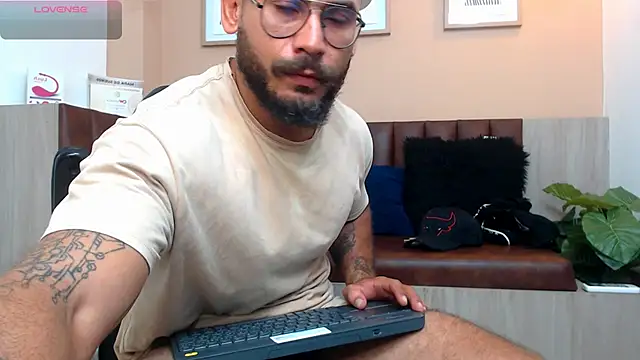 Snapshot of hanz_col chatting on 8, 3, 2025 hanz col online show from 8, 3, 2025
